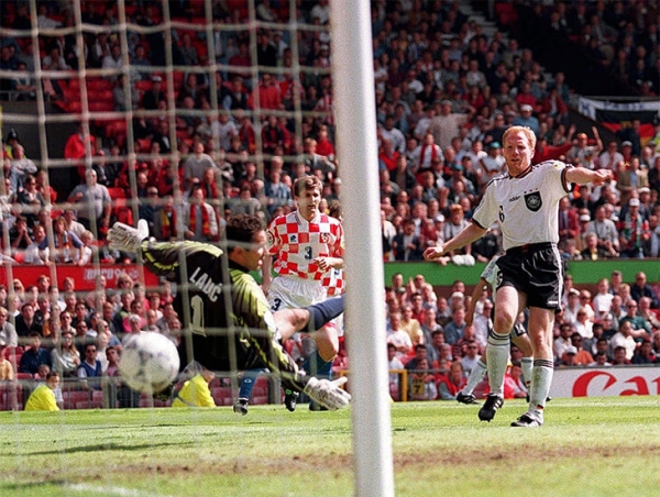 Хельмут Гросс совершил главную тактическую революцию в немецком футболе (убрал либеро!). До этого он проектировал мосты