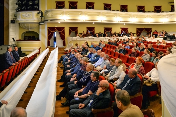 Смолин встретился с коллективом Омской драмы