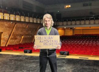 Дирижер омского оркестра провел одиночный пикет против коронавируса