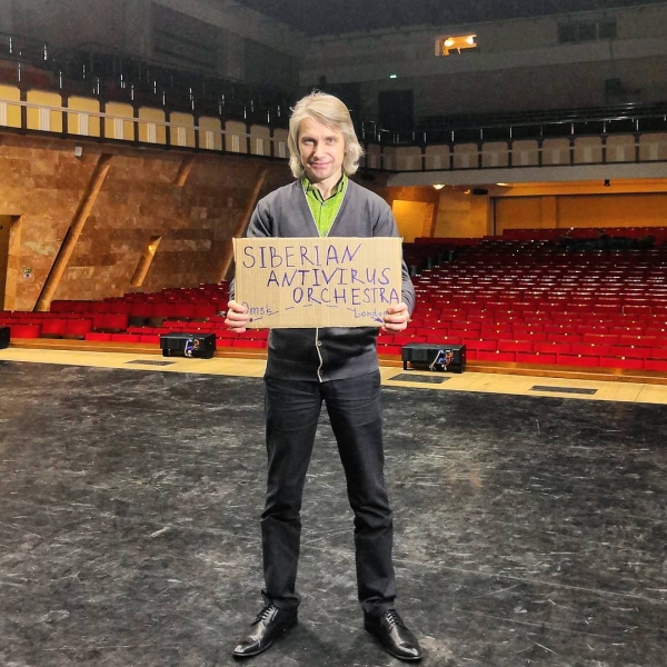 Дирижер омского оркестра провел одиночный пикет против коронавируса