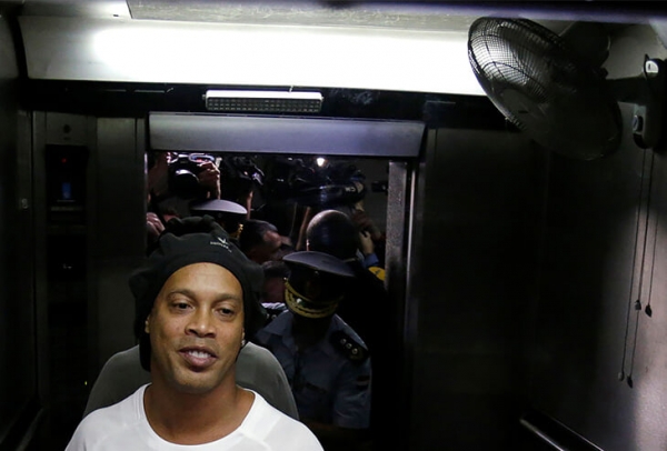 Роналдиньо все-таки посадили в СИЗО за поддельный паспорт. Может пробыть там полгода, пока идет расследование