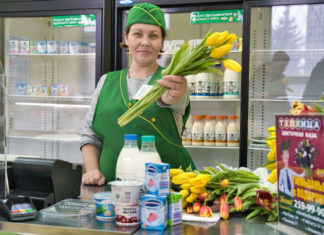 «Отличный повод разбавить повестку позитивной историей»: казанцам раздали 2 500 тюльпанов