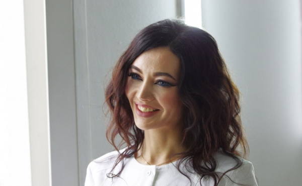 Врач с талией 60 см танцевала с питоном на конкурсе красоты