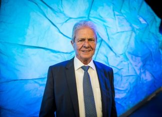 ? Владелец «Хоффенхайма» – враг всех немецких фанатов («Сын шлюхи») и супергерой в своем регионе («Батя Хопп»)