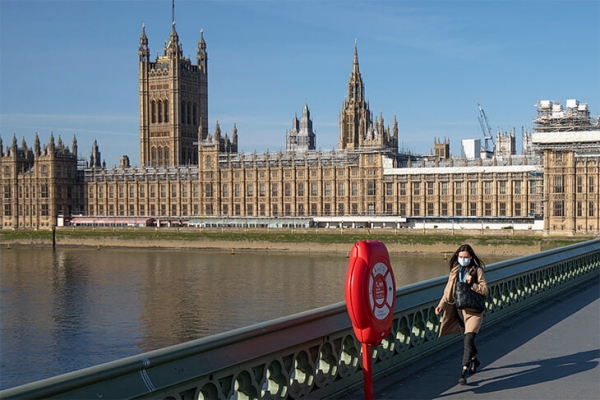 Команды &laquo;Ф-1&raquo; переключились на спасение жизней: готовят производство аппаратов ИВЛ. В Англии их нужно на $450 миллионов