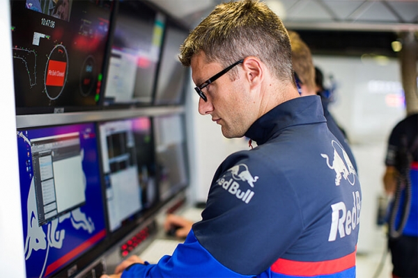 Команды &laquo;Ф-1&raquo; переключились на спасение жизней: готовят производство аппаратов ИВЛ. В Англии их нужно на $450 миллионов