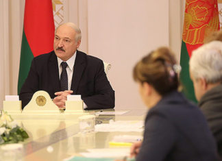 Лукашенко счел глупостью закрытие Россией границы из-за коронавируса