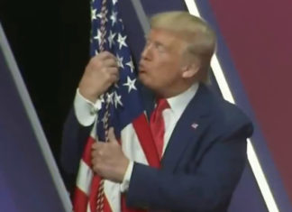 Трамп обнял и расцеловал американский флаг