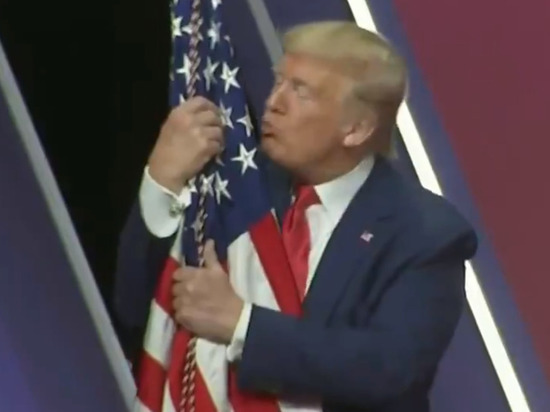 Трамп обнял и расцеловал американский флаг