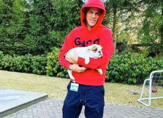 Кокорин носит антимикробный бейдж (такой же есть у Пескова). Он вряд ли помогает, а может быть и опасен