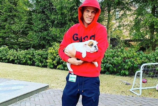 Кокорин носит антимикробный бейдж (такой же есть у Пескова). Он вряд ли помогает, а может быть и опасен