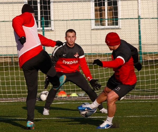 В ноябре 2012-го я в запасе с «Барсой», через год – уже бармен и разливаю текилу. Открытое письмо вратаря «Спартака»