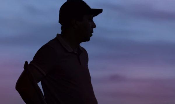 Джоване Элбер теперь фермер: ездит верхом, раздает еду в фавелах и критикует власть