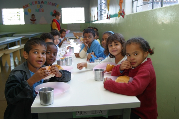 Джоване Элбер теперь фермер: ездит верхом, раздает еду в фавелах и критикует власть