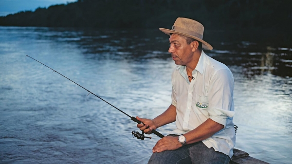 Джоване Элбер теперь фермер: ездит верхом, раздает еду в фавелах и критикует власть