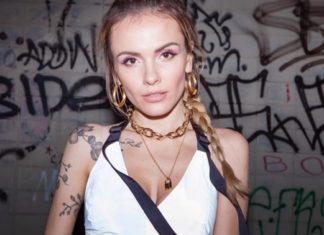 Украинская певица снялась топлес, сидя на руках у мужа