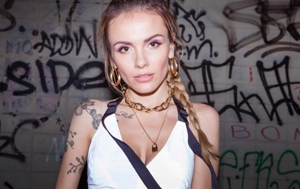 Украинская певица снялась топлес, сидя на руках у мужа