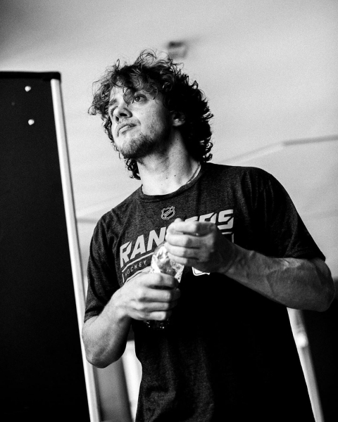 &laquo;В Нью-Йорке по новостям вообще жопа, отсиживаемся у Бобровских&raquo;. Панарин провел эфир в инстаграме