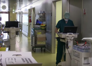 Российские военные в Италии молятся и оставляют записки священнику