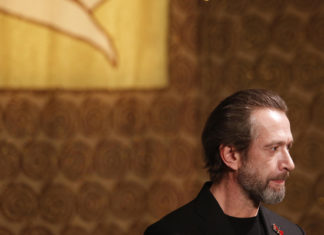 Проблемы с авторскими правами затруднили переход театров на онлайн-режим