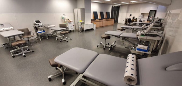 Стадион «Тоттенхэма» превратился в больницу: в раздевалках родильное отделение, в офисах – мобильные лаборатории