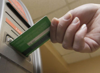 В Госдуме объяснили, как продлят просроченные на карантине банковские карты