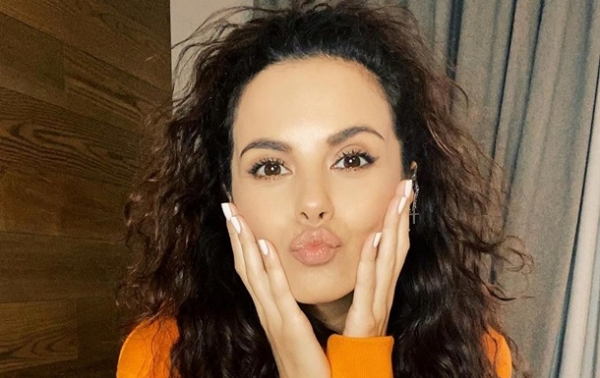 Настя Каменских "сыграла" хит Nirvana сковородой