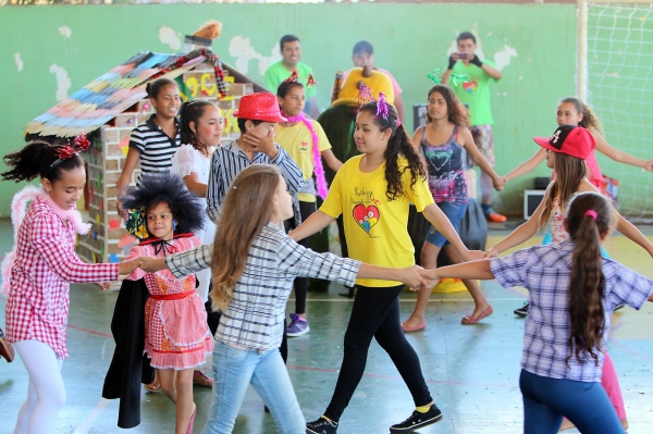 Джоване Элбер теперь фермер: ездит верхом, раздает еду в фавелах и критикует власть