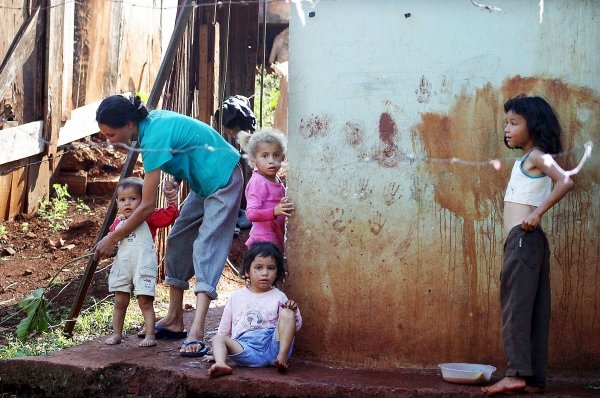 Джоване Элбер теперь фермер: ездит верхом, раздает еду в фавелах и критикует власть