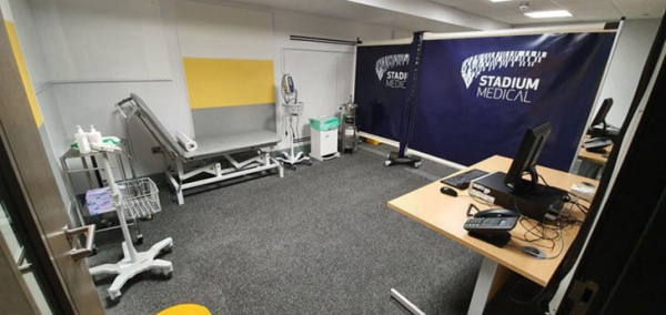 Стадион «Тоттенхэма» превратился в больницу: в раздевалках родильное отделение, в офисах – мобильные лаборатории