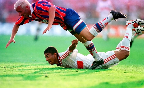 Джоване Элбер теперь фермер: ездит верхом, раздает еду в фавелах и критикует власть