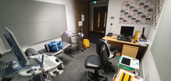 Стадион «Тоттенхэма» превратился в больницу: в раздевалках родильное отделение, в офисах – мобильные лаборатории