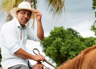 Джоване Элбер теперь фермер: ездит верхом, раздает еду в фавелах и критикует власть