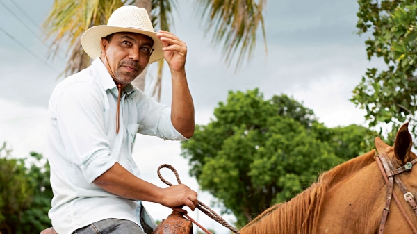 Джоване Элбер теперь фермер: ездит верхом, раздает еду в фавелах и критикует власть