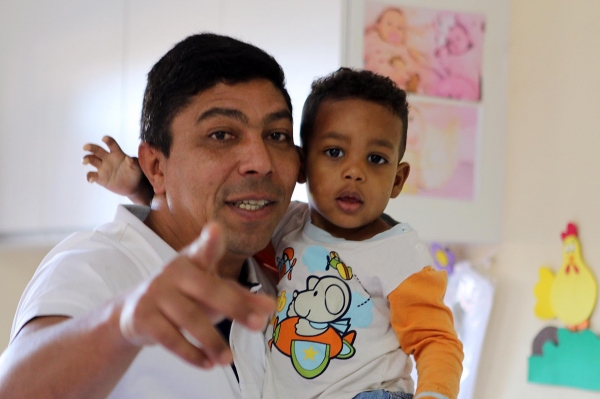 Джоване Элбер теперь фермер: ездит верхом, раздает еду в фавелах и критикует власть