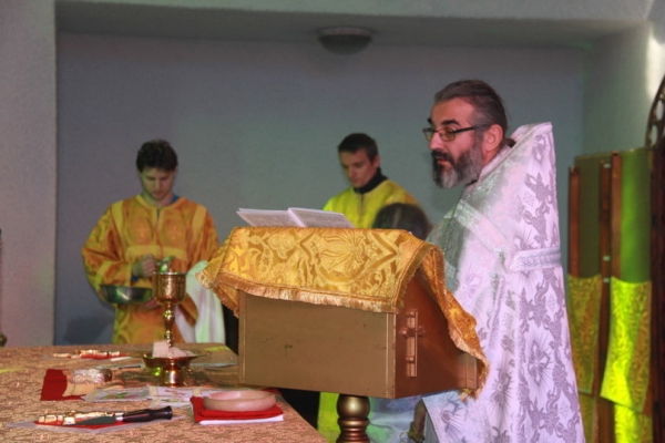 Российские военные в Италии молятся и оставляют записки священнику