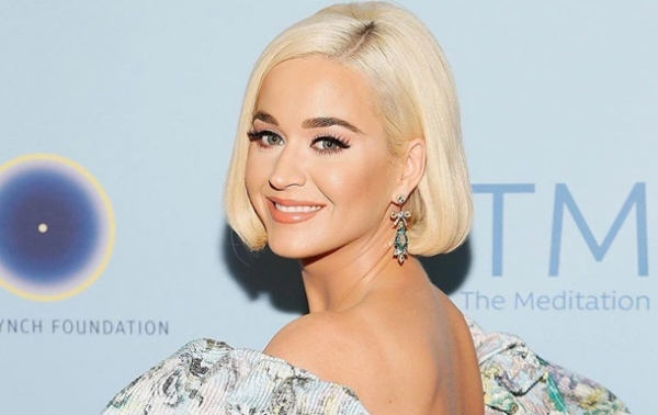 Кэти Перри в костюме кролика показала округлившийся живот