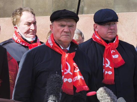 На возложении цветов Ленину Зюганов раскритиковал Путина