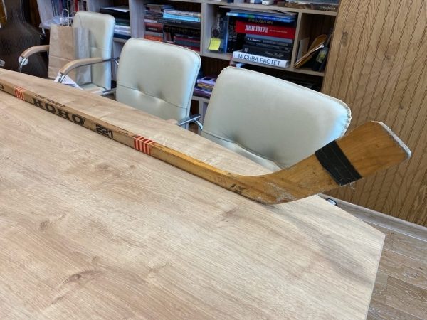 Сын Харламова подарил клюшку отца главреду &laquo;Новой газеты&raquo;. Ее продадут на аукционе, а деньги пойдут на помощь детям