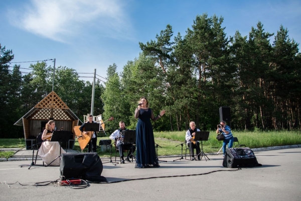 Для медиков, спасающих омичей от коронавируса, устроили концерт под открытым небом 