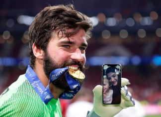 Помните, как Алиссон звонил семье после победы в ЛЧ? Жена очень переживала, что далеко, и попросила выиграть финал еще раз