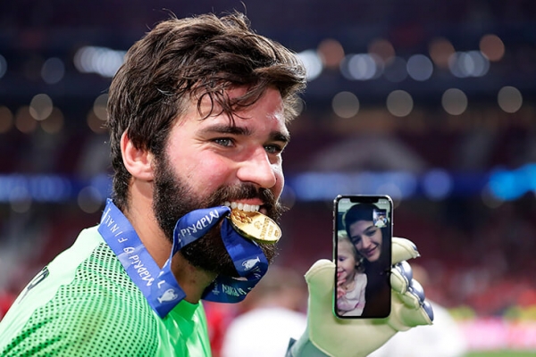 Помните, как Алиссон звонил семье после победы в ЛЧ? Жена очень переживала, что далеко, и попросила выиграть финал еще раз