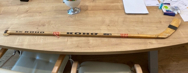 Сын Харламова подарил клюшку отца главреду &laquo;Новой газеты&raquo;. Ее продадут на аукционе, а деньги пойдут на помощь детям