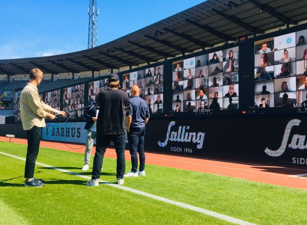 Тысячи Zoom-зрителей в Дании &ndash; лучший перфоманс рестарта. &laquo;Орхус&raquo; подружился с сервисом, воссоздал трибуны и аккуратно добавил офлайн