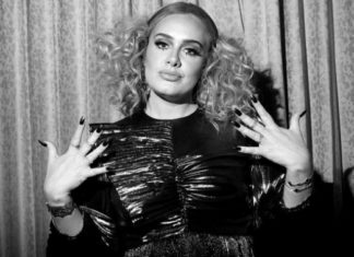 Певица Адель в мини-платье потрясла стройной фигурой