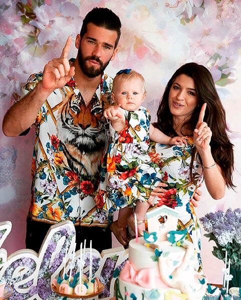 Помните, как Алиссон звонил семье после победы в ЛЧ? Жена очень переживала, что далеко, и попросила выиграть финал еще раз