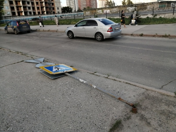 Электрички стоят, тополя падают &ndash; последствия урагана в Новосибирске