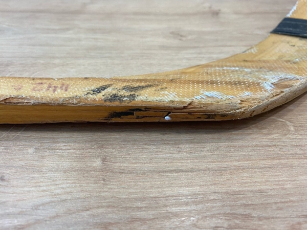 Сын Харламова подарил клюшку отца главреду &laquo;Новой газеты&raquo;. Ее продадут на аукционе, а деньги пойдут на помощь детям