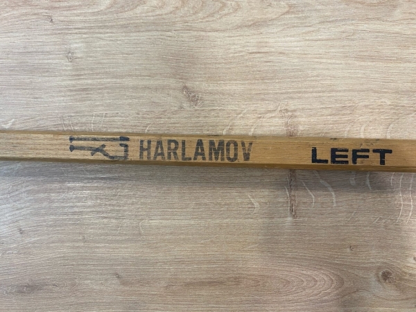 Сын Харламова подарил клюшку отца главреду &laquo;Новой газеты&raquo;. Ее продадут на аукционе, а деньги пойдут на помощь детям