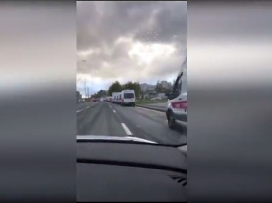 Очередь из скорых в новый стационар напугала жителей Петербурга